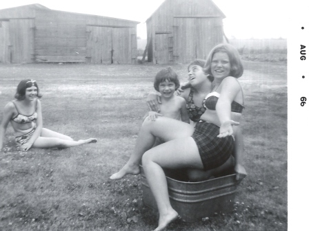 1969.07.Mom.Karen.Brenda.Cathy