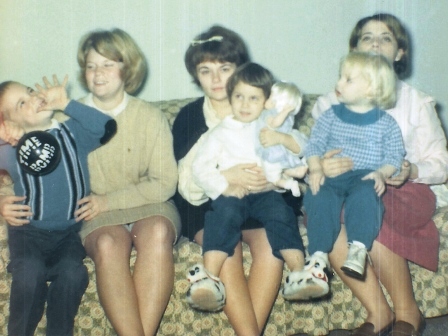 Waybac.1965.Xmas.Mom.Brenda.Cathy.at.Normas
