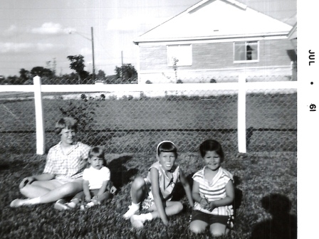 waybac.1961.07.momfriends.jpg